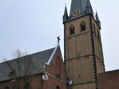 St. Lambertus（聖ランベルトゥス教会）

13世紀に建てられたデュッセルドルフで最も古く最も大きいゴシック様式の教会です。

1815年に教会の塔が雷にうたれて焼失してしまい、1817年に上部分だけ修繕しましたが、その際に使用した木材が歪んできて、現在は先端が曲がってしまったそうです。