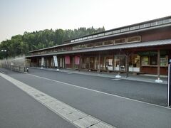 【フォンタナの丘かもう】17:50
産直交流拠点・健康の駅にある宿泊施設フォンタナの丘かもうに宿泊します。
チェックイン時間が18:00までになっており、18:00前に到着しました。