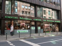 Heinemann（ハイネマン）

ヨハネス教会の目と鼻の先にあるのが、デュッセルドルフに本拠を置く、ドイツを代表するスイーツショップ。

市内に数軒支店がり、ここは2階が広いカフェになっている店舗です。