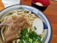 トラベルレンタカーさんから車で5分程度のところに、沖縄そばを食べに。
「そば処 たから家」さん。美味しい。ここはあっさり味。半熟卵をトッピング。女性には「小」サイズで十分です。

車を返して、ターミナルへ行きます。