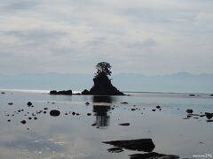 雨晴海岸　女岩と立山連峰

天気は晴れですが、この時間に立山連峰の姿をくっきりと望むことは難しいのでしょうか。

