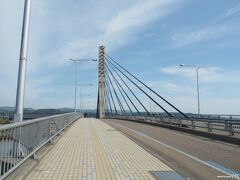 比美乃江大橋

上庄川に架かる橋を渡ります。
「海と港と都市をつなぐ道」として整備された斜張橋。
高さ51ｍの斜張主塔を持つこの橋は、季節により色が変わるライトアップが行われるそうです。
