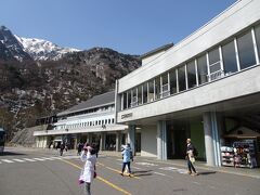 扇沢の駅に到着です。
ここからトロリーバスに乗って黒部ダムに向かいます。