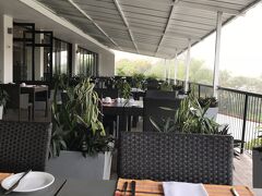 ホテルで朝食。二階にあるレストランのテラスは川沿いにあってとても開放感があります。