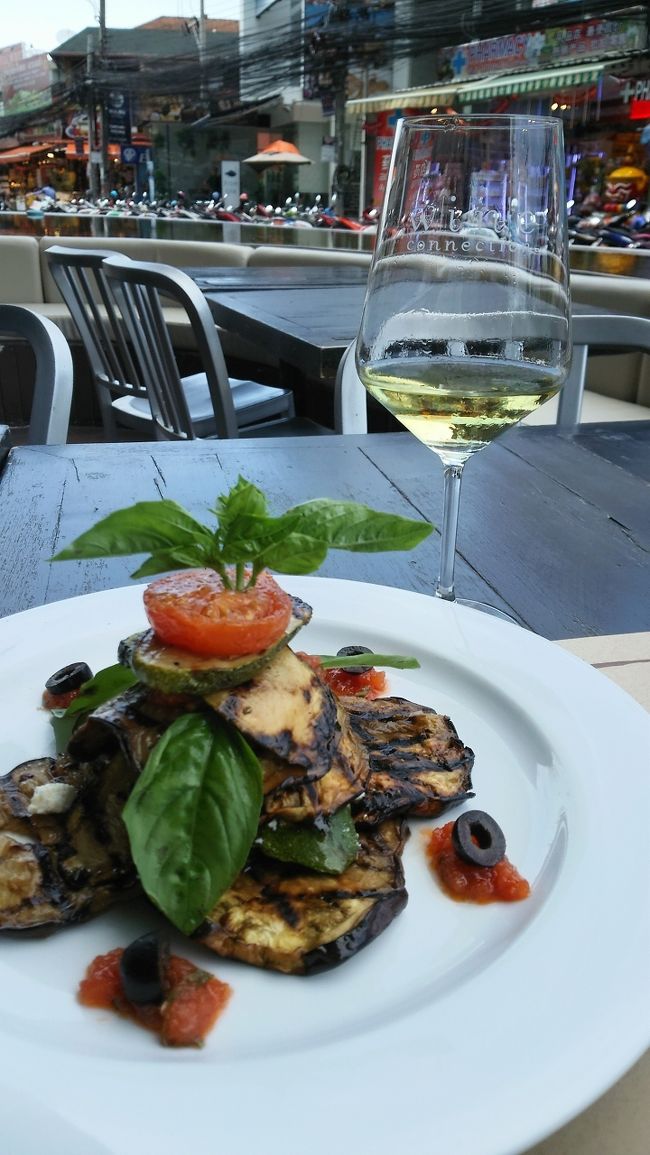 久しぶりにタイ料理でない食事を頂きます。ナスとズッキーニを焼いたもの。すっごく美味しかったです！