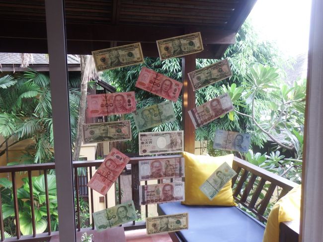 部屋に帰ってお金を乾かします...　海で遊んでいるときに、お札を濡らしてしまったので orz