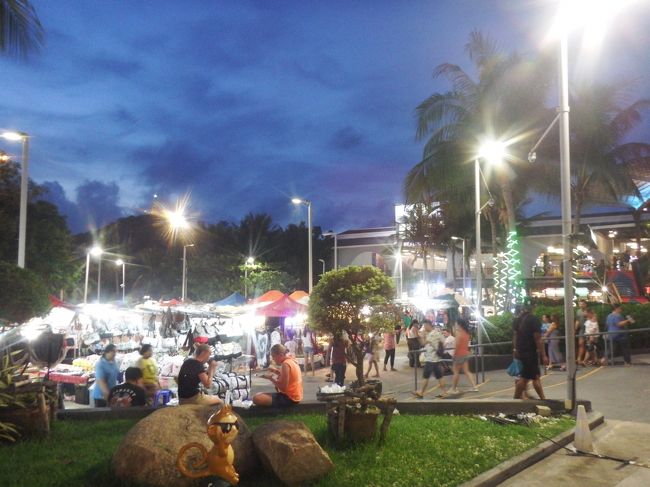 夜になって、セントラルフェステバルに行きました。今夜は水曜日なので、駐車場エリアでナイトマーケットが開催されています！