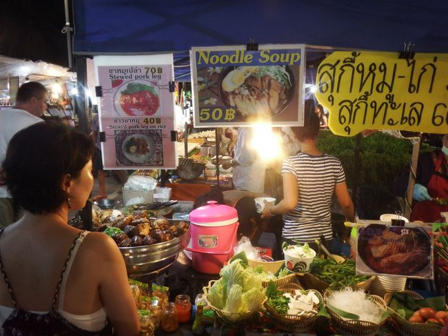 奥さんがヌードル店を発見！さっそく注文しています。