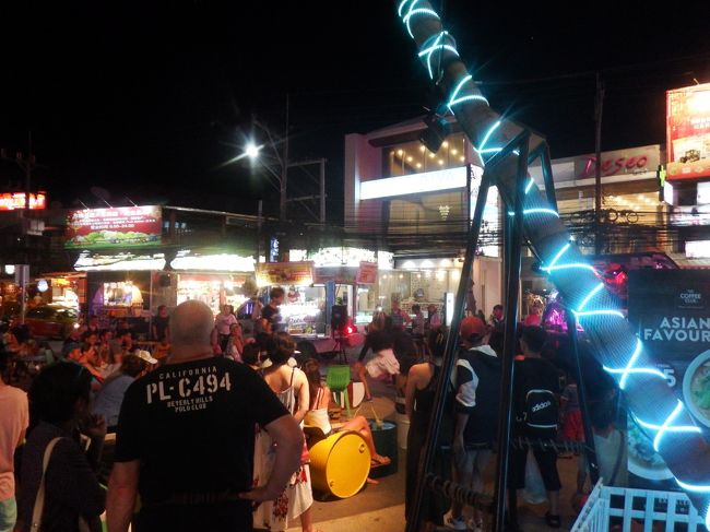 セントラルフェステバルを出ようとしたら、地元のダンスグループがダンスを披露していました。思わず見入ってしまいました。