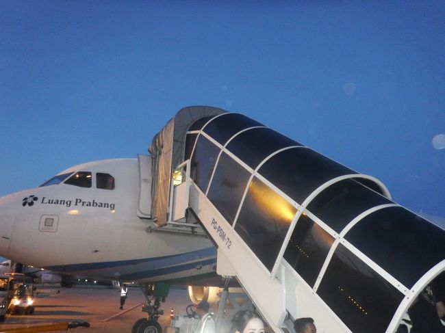 ホテルの予約をした際に空港送迎が無料で付いていたので、翌朝5時にホテルの車で空港まで送ってもらいました。タクシーで移動すると500バーツ位かかるので、ラッキー♪　7:15発のフライトだったのですが、チェックインカウンターで受付けのお姉さんが、6:00発のフライトに変更してくれました。おかげで、バンコクでゆっくりできました。