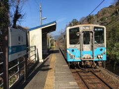 伊予大洲　15：35発。串　16：16着。
青春18きっぷのポスターで人気の下灘駅のひとつ手前の無人駅。
下灘までは2キロくらい。
