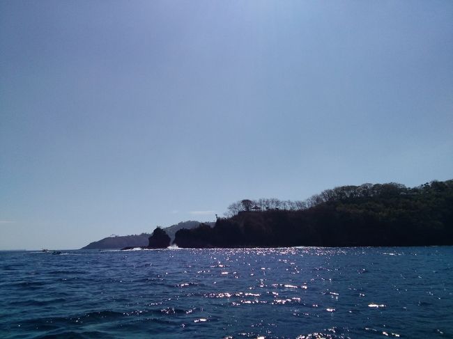 出発後しばらくして、エンジン不調の様子。どうした？突然止まってしまった。慌てないおじさん。何やら取り出したかと思ったら、スパークプラグの予備。エンジンをあけて、交換して、はい完了。ほっと一息