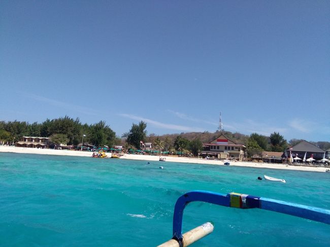 素晴らしい海の色。あちこちでシュノーケリングを楽しんでいる人がいます。