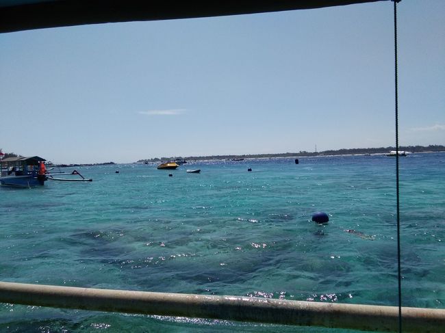透明度抜群。ボートの底は大丈夫なんだろうか？この浅瀬