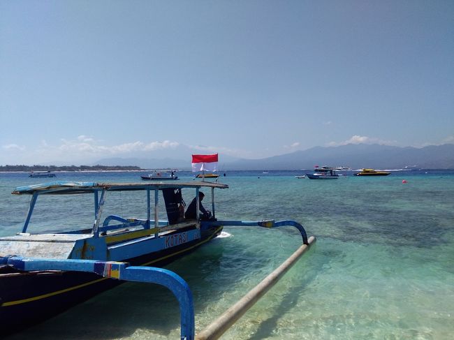 僕たちのチャーターした船。<br />ここで降ろされて、しばらく島見物をしてきなサイトのこと。早くシュノーケリングしたいんだけど。まあ長らくボートで疲れたから良しとしましょう。