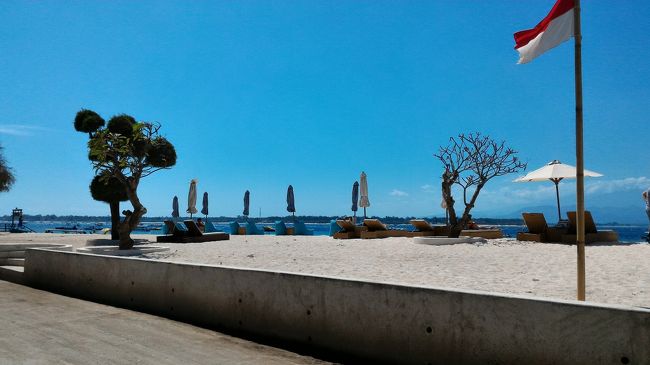 通りを挟んでビーチとビーチチェアーが並びます。まさにリゾート。