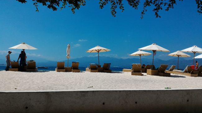 ちょっとごろごろするには暑すぎるかも。ビーチパラソルの下でも焼けそうです。