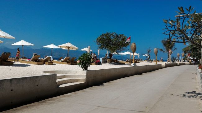 どこまでも続くリゾートパラソル。