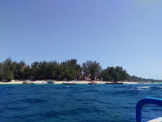 岸に近くても結構サンゴがあります。この辺からシュノーケリング。潮の流れが思ったより早くて、流されます。ボートにつかまりながらシュノーケリングできてよかった。