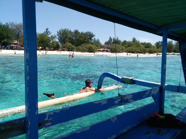 このあたりでウミガメに遭遇。一緒に泳いでみました。ボートのおじさんが、ウミガメのペースでボートを動かしてくれたので、結構追いかけられました。そのうち、息継ぎをしてから深く深くへ消えてゆきました。