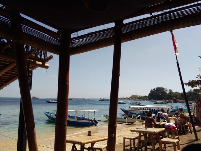 2か所でシュノーケリングを楽しんだ後に、Gili Air　のレストランにおろされます。ここで昼食をとりなさいとのこと。なんだか、ツアー客がみんなここで飲食する取り決めになっているみたいでした。妻はここで、日光をガンガン浴びて体を温めながらお昼寝です。結構調子悪そう。ご飯もいらない。