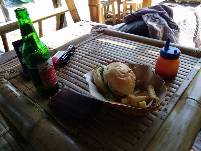 僕は、恒例のハンバーガーとビールです。味は普通。値段はリゾート。インドネシアはビールが高いのがつらいですね。たくさん飲まれる方は覚悟して旅行されてください。といっても日本の通常値段くらいですけど。<br />控えめに、Bintan Small