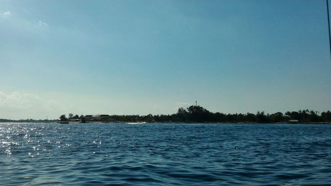 Gili Airでは餌やりをして魚を集めてくれました。すごい勢いで魚が集まってきます。