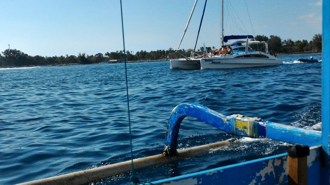 そろそろ帰る時間です。クルーザーで楽しむ人たちを横目にスンギギへ戻ります。また1時間以上かかるだろうから、横になって寝ます。うるさくてよくは寝られませんが。