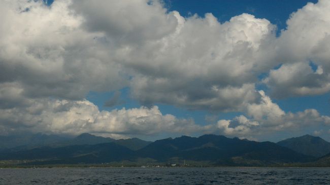 リンジャニ山のほうは雲がかかっています。いつか登ってみたい。<br />とりあえず、ホテルに帰って、シャワーを浴びて、昼寝でもしよう。<br />思い切って決断してよかった。とても楽しかった。