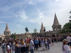 漁夫の砦
かわいいおとぎ話しのような建物　でもネーミングが謎です。
名前には何か理由があるようで、だから旅行前から漁夫の砦は覚えやすくて興味があった。話に聞くと謎めいたような内容ではなかった。
長い回廊になっていて有料の展望台もあったけど、利用しなくても十分楽しめた。