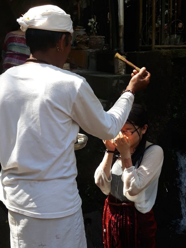お坊さんにお客様が清めてもらっています。