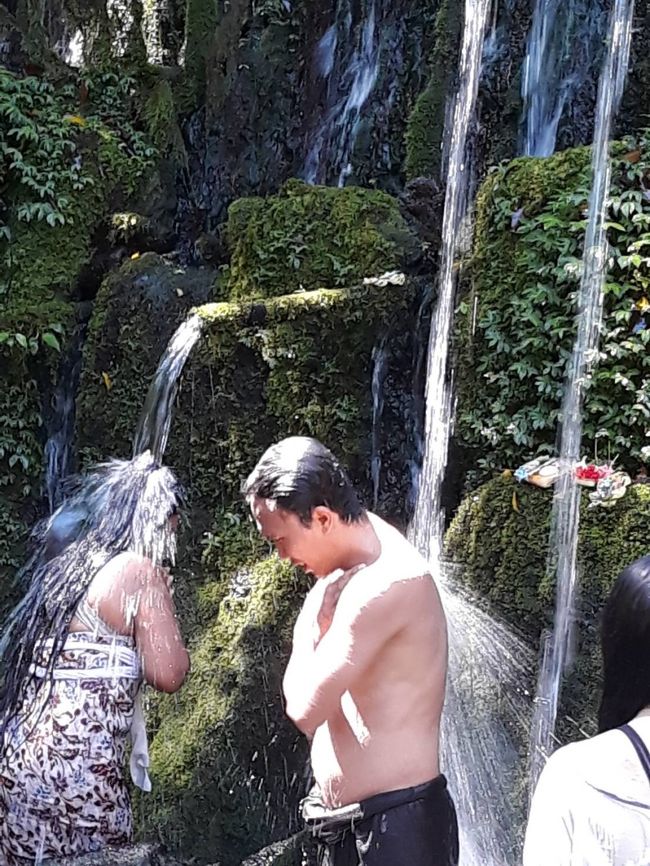 聖水で沐浴し、 ネガティブなエネルギーを洗い流し、病気治癒など願います。