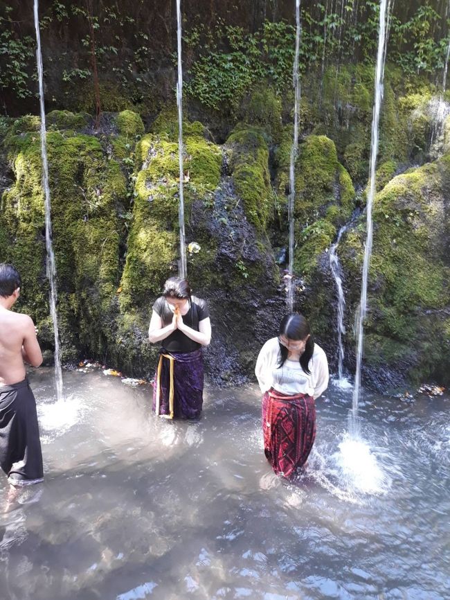 お客様も聖水で沐浴し、 ネガティブなエネルギーを洗い流し、病気治癒など願います。ティルタスダマラ寺院は、川の壁面から出る9つの細い滝の様な聖水がとても印象的な沐浴場です。