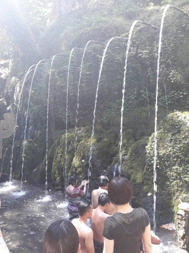 ティルタスダマラ寺院は、川の壁面から出る9つの細い滝の様な聖水がとても印象的な沐浴場です。