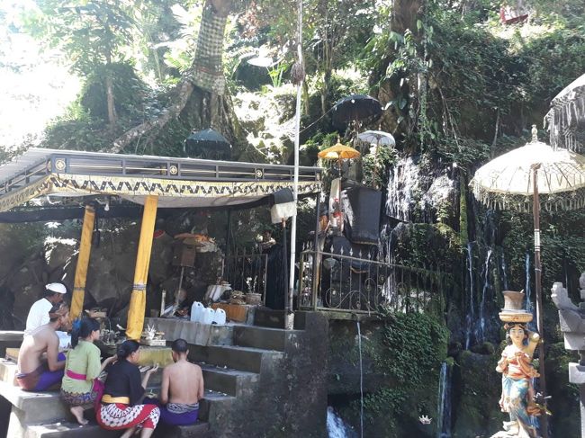 寺院で神様に祈りを捧げます。