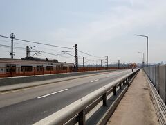 4回目のソウルとなる今回は、前からやってみたかったことの一つとして漢江(ソウル中心街とカンナムを分ける大きな川)を徒歩で渡る、ということにチャレンジしてみました。こちらは地下鉄3号線の玉水から狎鴎亭へ架かっている橋です。真ん中に電車が通っています。
