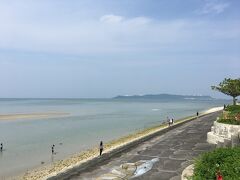 ひめゆりの塔の近くでランチをした後は、海中道路へ。
海中道路はうるま市と平安座島を結ぶ道路で、全長5.2kmあるそうです。