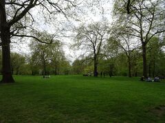 昼食後、近くにあるバッキンガム宮殿を見にいきます。

グリーンパークの中を通って行きます。

気候が良いせいか、お昼を公園で食べている人が沢山いました。