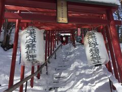草津穴守稲荷神社です。
白い雪に朱い鳥居が映えてとっても綺麗です。

こちらの砂をまくと、商売繁盛、人気上昇と、ご利益があるそうです。
見ての通り、雪で階段は滑り台のようになっていましたが
せっかく来たのでお参りします。