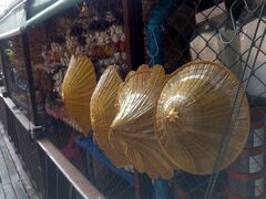 バンバオお土産街を抜ける。夢への近道だ。
