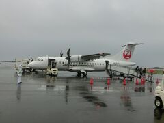 【屋久島空港】9:25
鹿児島は曇りでしたが、屋久島に着くと雨。
さすが月に35日は雨が降るといわれるだけあります。

ATR42-600は他のプロペラ機と比べ、翼が高い位置に着いているのが特徴です。