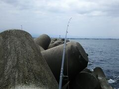 魚津港まで移動しました。
時々晴れ間があるので、ここでも釣行。
でも、なにもなし