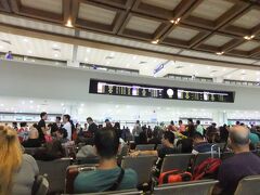 　マニラの空港は台北と比べると使い勝手が悪く、ターミナル間の移動も面倒くさい。行ったら身動きが取れないくらいに混んでいて、エバー航空はカウンターすら開いていなかったので、ようやく見つけた椅子で休憩。無料Wifiが飛んでいてスピードが速かったのが唯一の救い。 
