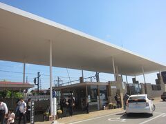 09:38 上州富岡駅に到着しました｡
さすがに世界遺産の玄関口となる駅で、他の駅に比べて圧倒的に乗降客が多いだけあって、上州電鉄の中では群を抜いてきれいな駅でした。