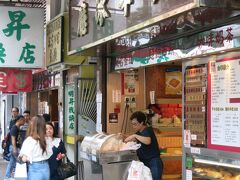 まださっき食べて来たばかりなのに
メロンパンの有名なお店とか
『金華冰廳』
47 Bute Street, Mongkok 

その前に現金をキャシング