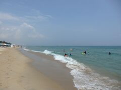 アンバンビーチというところです
一応ホテルのプライベートビーチっぽいですが、わりと自由に現地の人も泳いだりしてました
