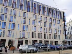 滞在先はリガ駅の近く。
裏は旧市街、目の前にはバス停も市場も見え好条件でした。