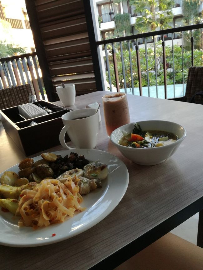 今日の朝食も美味しい！テーブルはプール側がオススメです。