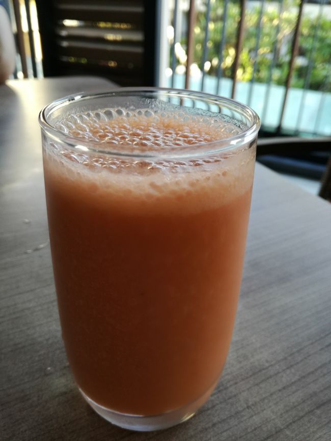 ジュースステーションでまたまた作ってもらいました。人参+梨+バナナジュース！