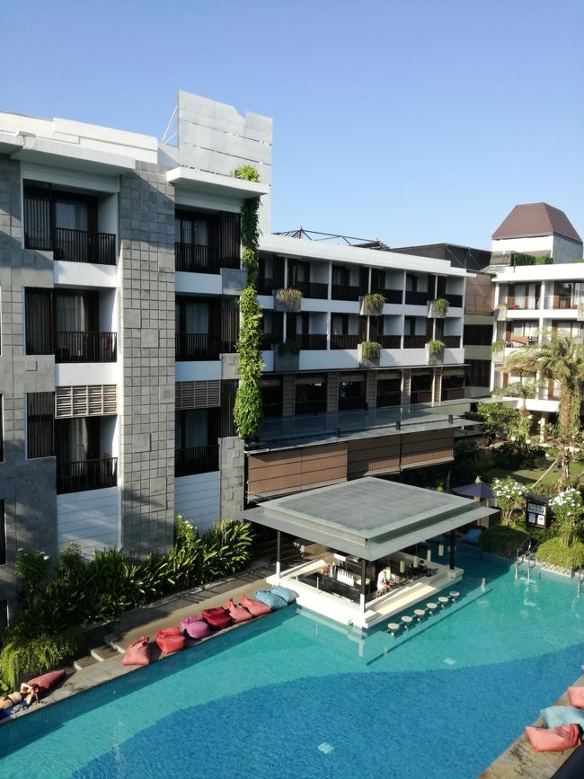 お部屋から見たプールの感じ。